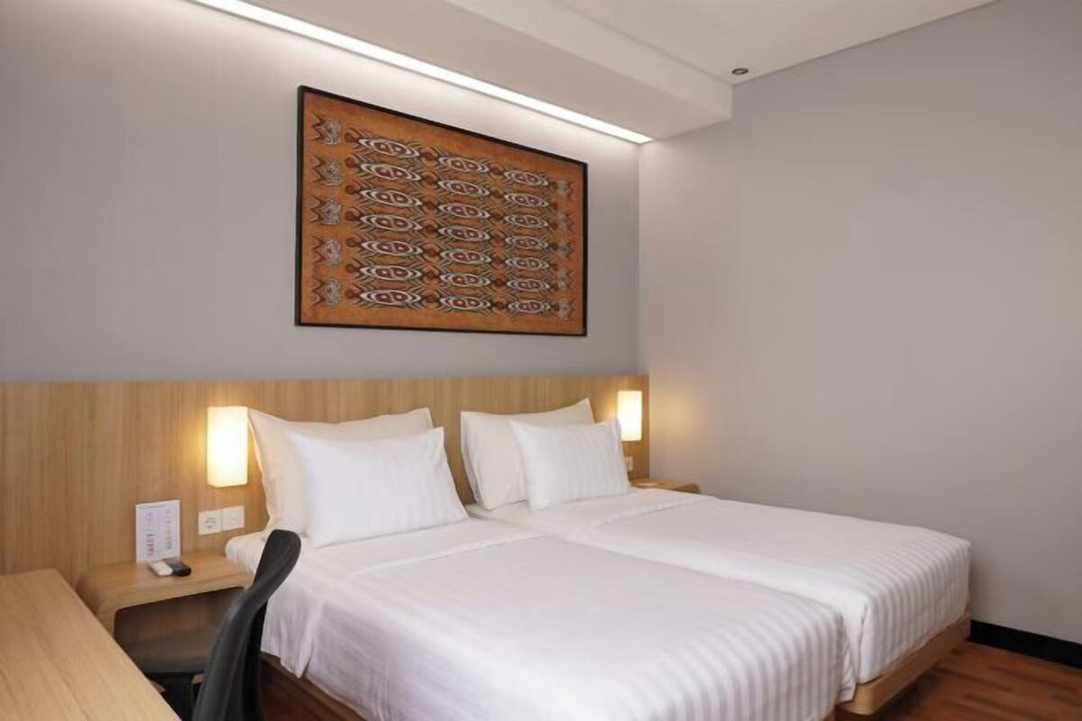 1 bedroom, desk, rollaway beds