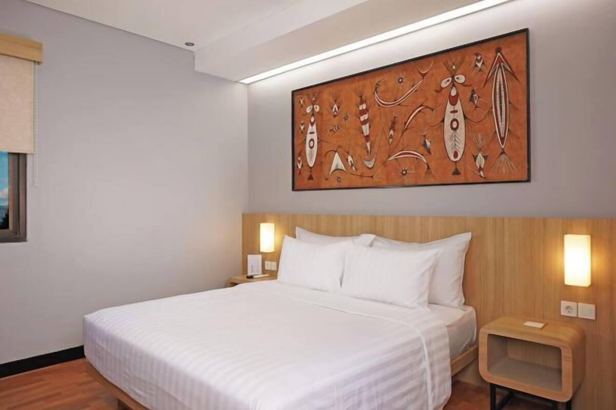 1 bedroom, desk, rollaway beds