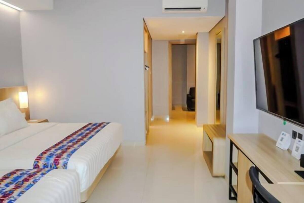 1 bedroom, desk, rollaway beds