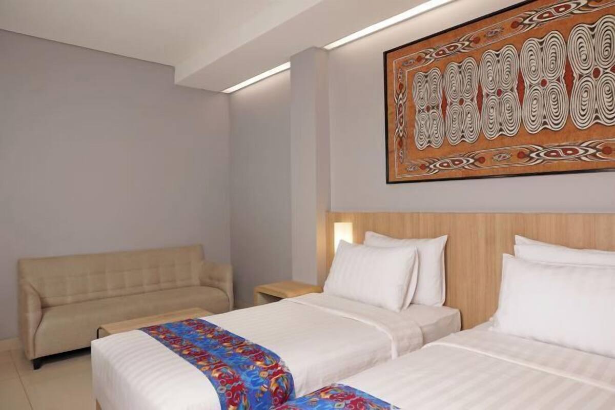 1 bedroom, desk, rollaway beds