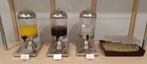 Petit déjeuner buffet servi tous les jours en supplément