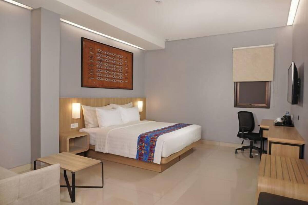 1 bedroom, desk, rollaway beds