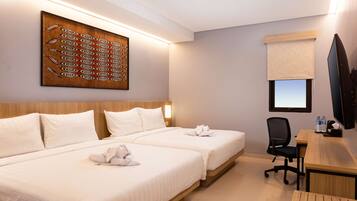 Family Room, 2 Katil Kelamin (Double), Non Smoking (Living Room) | Peralatan tempat tidur premium, meja, katil lipat simpan/tambahan