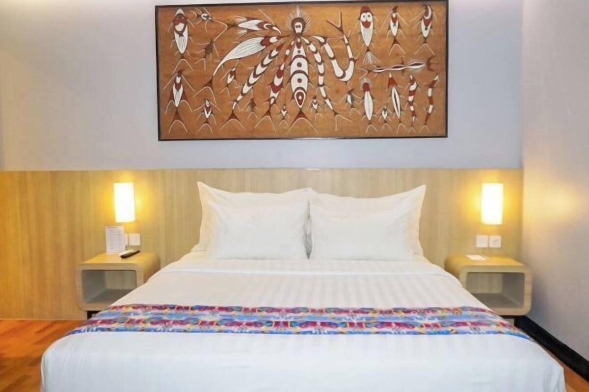 1 bedroom, desk, rollaway beds