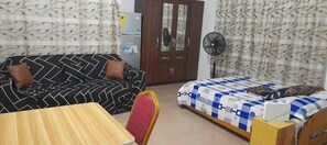 2 bedrooms, WiFi - Chic 2-bedroom apartment with AC, WiFi in amazing Accra (Accra)