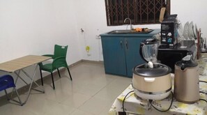 Private kitchen - Cozy 2-bedroom apartment with AC, WiFi in amazing Accra (Accra)