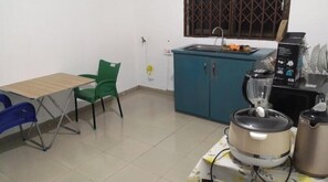 Private kitchen - Spacious 7-bedroom apartment with AC, WiFi in brilliant Accra (Accra)