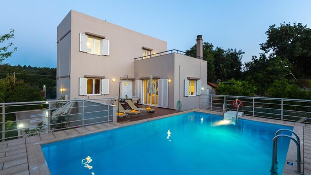 A modern two-story house with a swimming pool, outdoor seating, and a balcony. - Villa Filia in Prines (Rethymno)