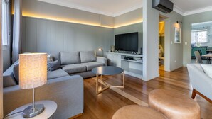TV - IA21 - 2 bedroom apartment in Itaim next to the Sírio Libanês Hosp (São Paulo)