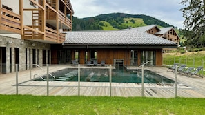 Piscine couverte, piscine extérieure