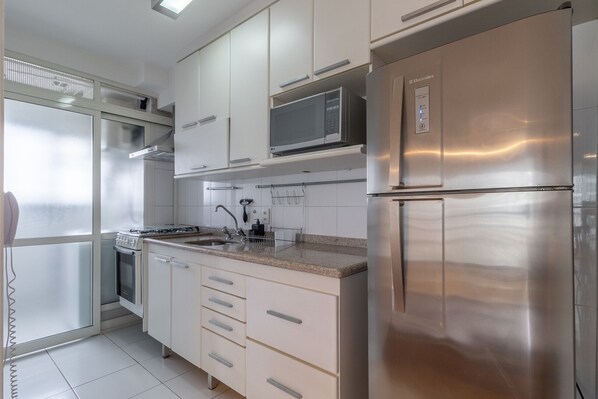 Fridge, microwave, oven, coffee/tea maker