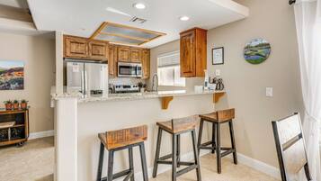 Fridge, microwave, stovetop, dishwasher