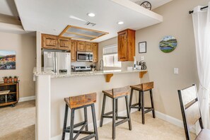 Fridge, microwave, stovetop, dishwasher - Mesquite Apartment: Walk to Wolf Creek Golf Club! (Mesquite)