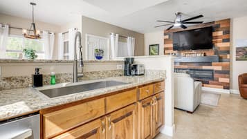 Geladeira, micro-ondas, cooktop, lava-louças