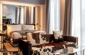 Suite panorámica | Minibar (con algunos artículos gratuitos), caja fuerte, escritorio