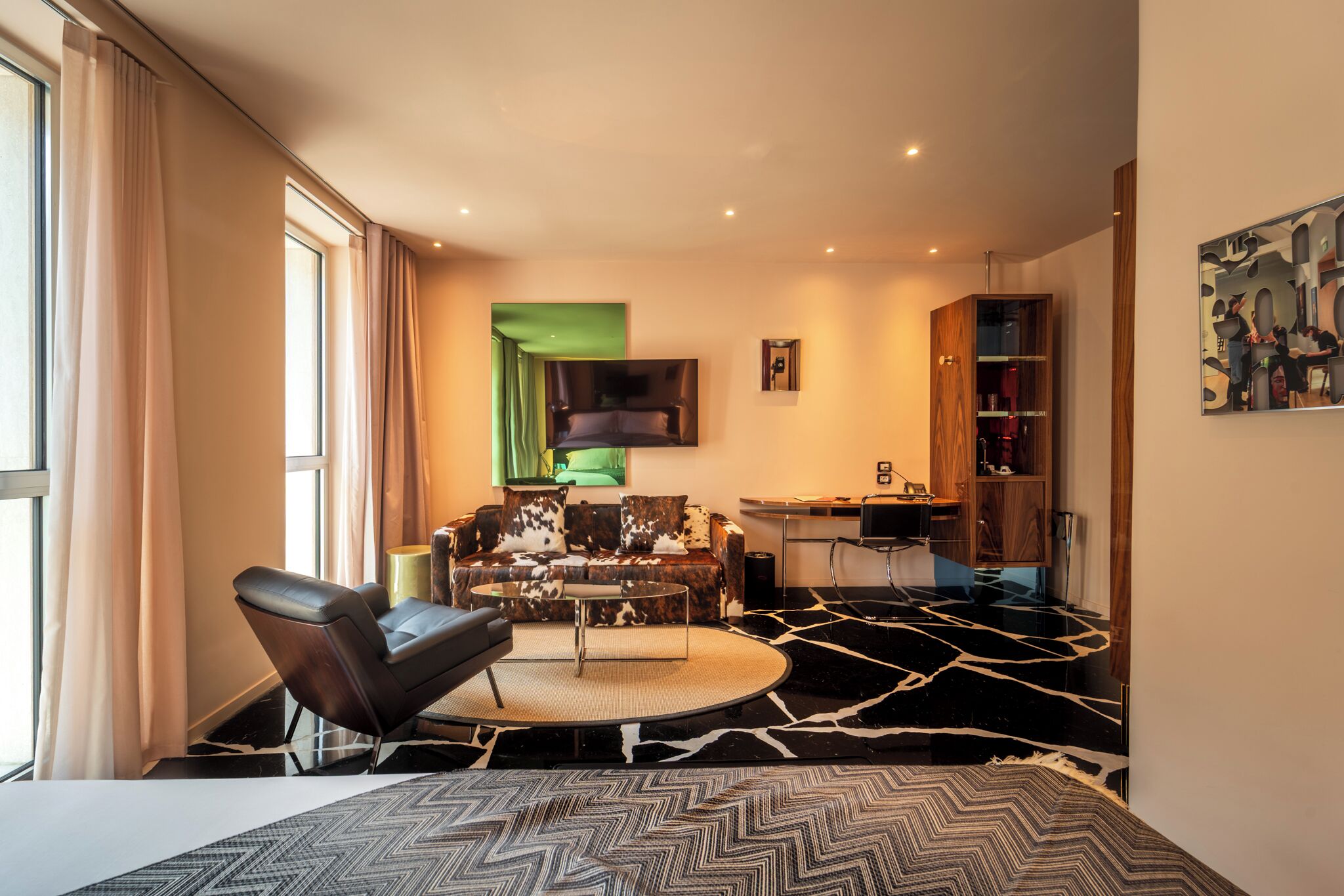 Una sala de estar moderna con un sofá, una mesa de centro y un televisor montado en la pared.