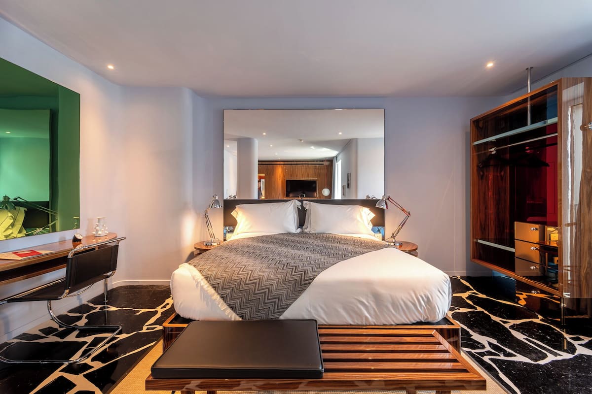 Junior Suite | 1 bedroom, free minibar items, in-room safe, desk
