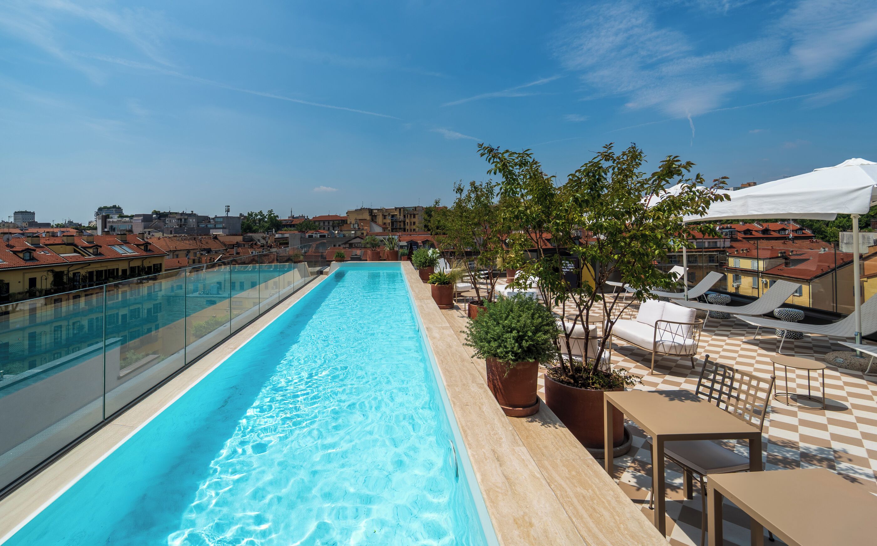 สระว่ายน้ำกลางแจ้งเปิดตามฤดูกาล