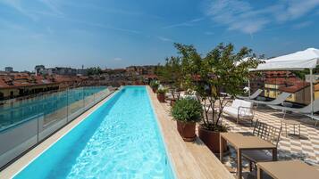 Een seizoensgebonden buitenzwembad