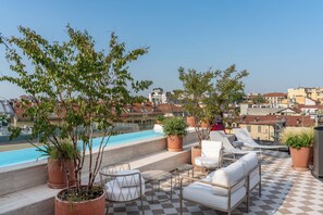 Una piscina al aire libre de temporada