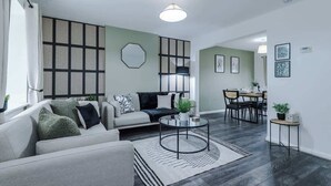 Unclassified image, 3 of 31, button - Stunning Home, Ideal for Business, FREE Parking! (Greater Manchester)