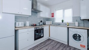 Unclassified image, 5 of 31, button - Stunning Home, Ideal for Business, FREE Parking! (Greater Manchester)