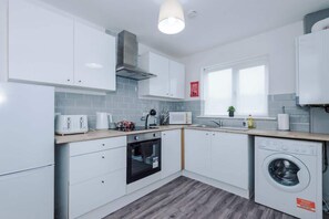 Fridge, microwave, oven, stovetop - Stunning Home, Ideal for Business, FREE Parking! (Greater Manchester)