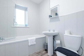 Ducha, secador de pelo, shampoo