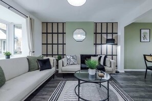 TV, offices - Stunning Home, Ideal for Business, FREE Parking! (Greater Manchester)