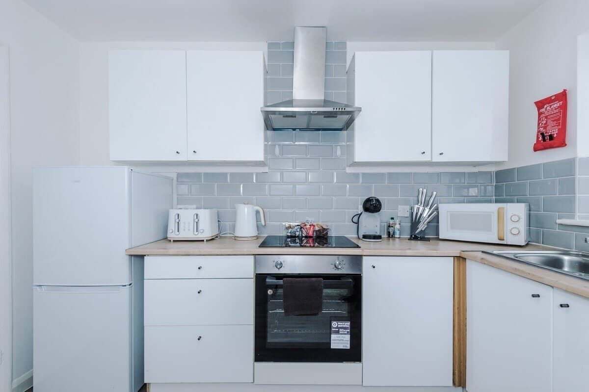 Coffee/tea maker, fridge, microwave, oven