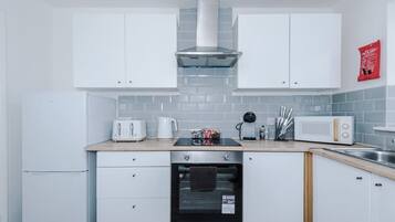 Coffee/tea maker, fridge, microwave, oven