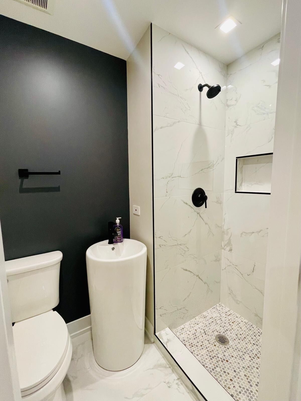 Charming 3-bedroom Cottage with AC & WiFi in Willowbrook