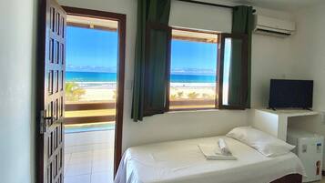 Escritorio, tabla de planchar con plancha, wifi gratis y ropa de cama