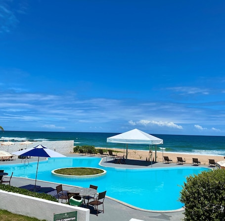 2 piscinas al aire libre, sombrillas