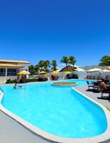 2 piscinas externas, guarda-sóis