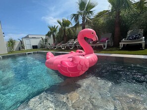 Utomhuspool och uppvärmd pool