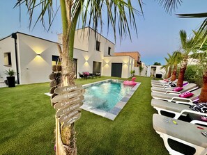 Una piscina al aire libre, una piscina climatizada