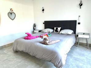 4 bedrooms, iron/ironing board, travel crib, free WiFi