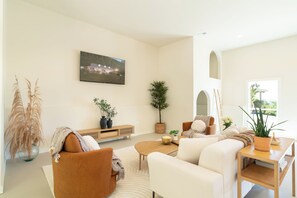 Ferienhaus, Mehrere Betten, Whirlpool, Bergblick (The Roxy) | Wohnbereich | 42-Zoll-Flachbildfernseher mit Digitalempfang