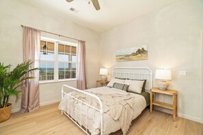 House, Multiple Beds, Hot Tub, Mountain View (The Roxy) | 5 bedrooms, individually decorated, individually furnished, bed sheets