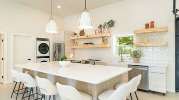 Casa, varias camas, hidromasaje, vista a la montaña (The Roxy) | Cocina privada | Refrigerador, microondas, horno y parrilla de estufa