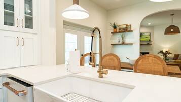 House, Multiple Beds, Hot Tub, Mountain View (The Roxy A) | Private kitchen | Fridge, microwave, oven, stovetop