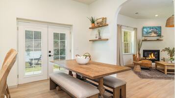 House, Multiple Beds, Hot Tub, Mountain View (The Roxy A) | Dining