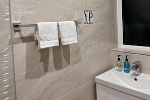 Apartemen | Kamar mandi | Shower, perlengkapan mandi gratis, pengering rambut, dan handuk