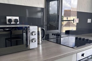 Apartament | Cuina privada | Frigorífic, microones, forn i placa de cuina