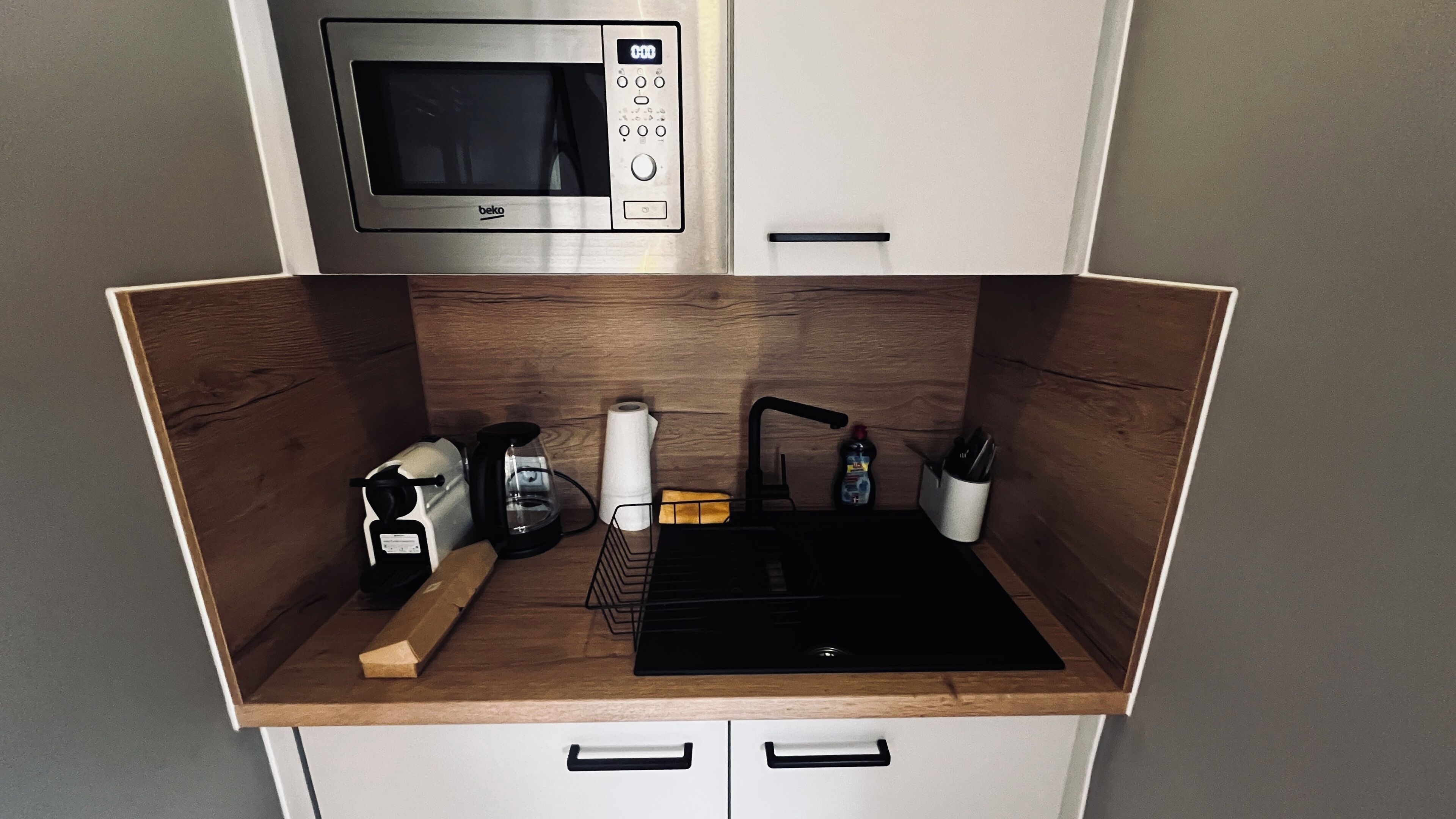 Kühlschrank, Mikrowelle, Wasserkocher mit Kaffee-/Teezubehör, Toaster