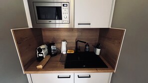 Kühlschrank, Mikrowelle, Wasserkocher mit Kaffee-/Teezubehör, Toaster