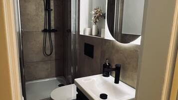 Dusche, Haartrockner, Handtücher, Seife