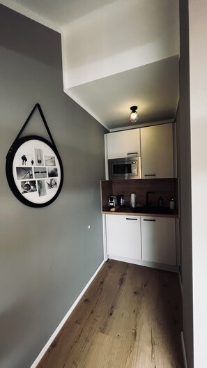 Frigorifero, microonde, macchina per tè/caffè, tostapane