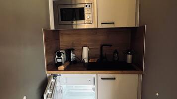 Kühlschrank, Mikrowelle, Wasserkocher mit Kaffee-/Teezubehör, Toaster